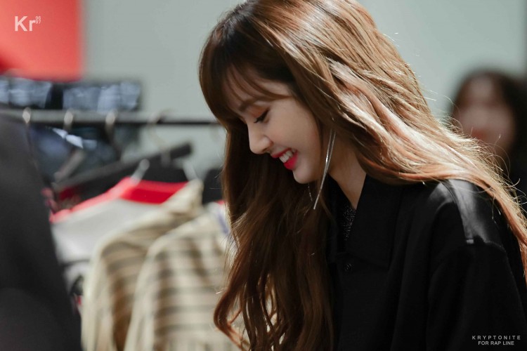 Lisa BlackPink tiết lộ nỗi khốn khổ của mình khi phải đổi muôn ngàn màu tóc nổi bật nhưng hợp có 1 - image 15