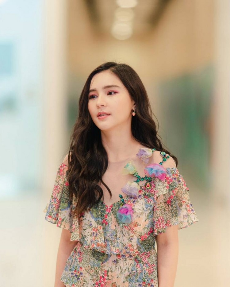 Chị em cùng quê của LisaBlackPink Aom Sushar thần tượng BlackPink đến độ mặc chung một cái đầm - image 6