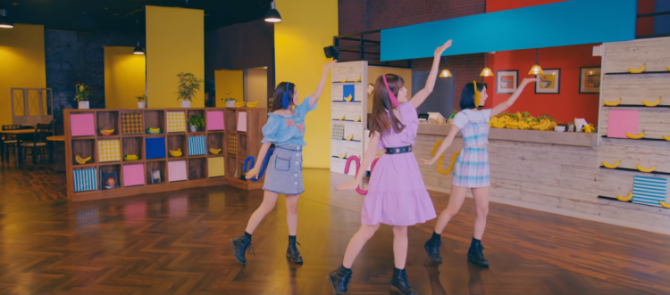 Công ty của Oh My Girl bị Knet tuýt còi vì cho Idol mặc outfits không thể chấp nhận được  - image 2