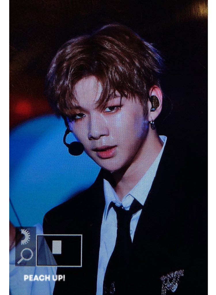 Biểu cảm đáng yêu của Kang Daniel khi trời nắng quá mức cho phép - image 12