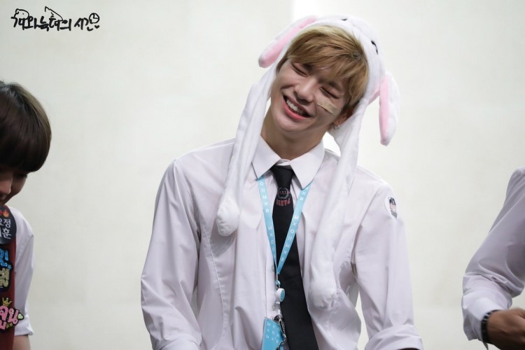 Biểu cảm đáng yêu của Kang Daniel khi trời nắng quá mức cho phép - image 14