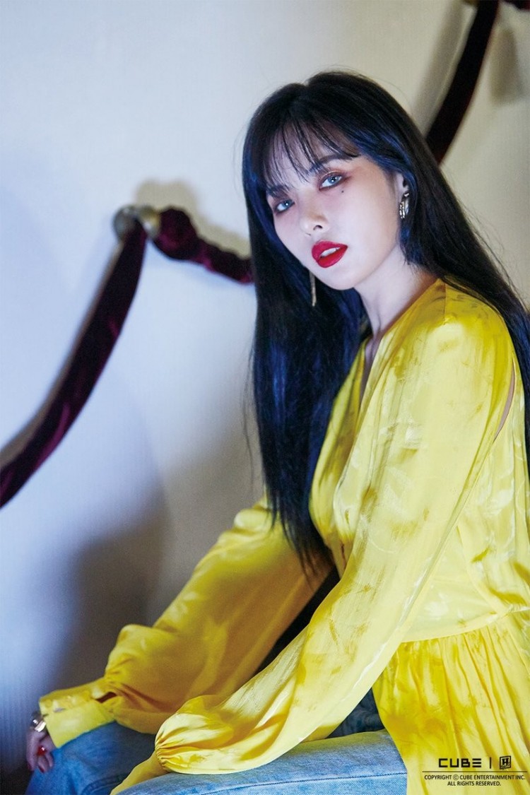 Trên sân khấu The Show Netizen Hàn cứ tưởng Hyuna bị ma nhâp vì lòe loẹt đen thui khác người  - image 2