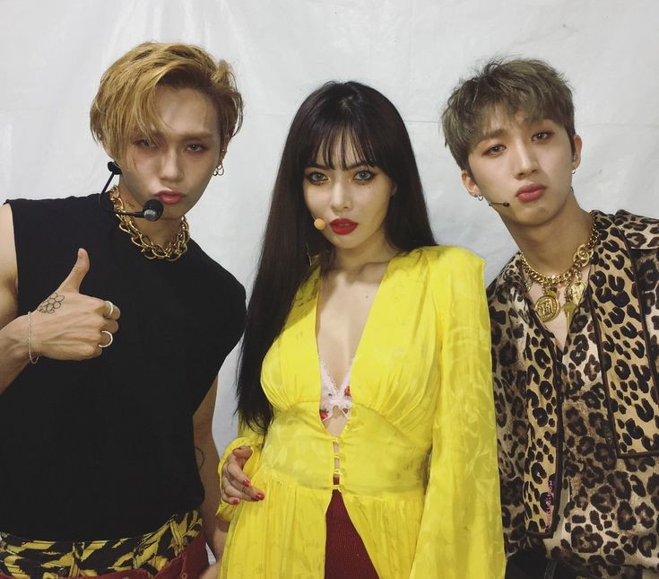 Trên sân khấu The Show Netizen Hàn cứ tưởng Hyuna bị ma nhâp vì lòe loẹt đen thui khác người  - image 3