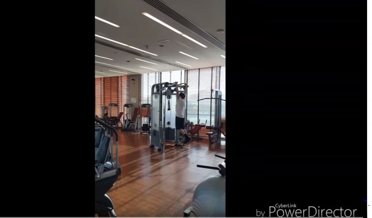 Gặp JungKook ở phòng tập Gym vắng người chị fan nhảy bổ vào JK và hạnh động đáp trả của cậu út BTS - image 1