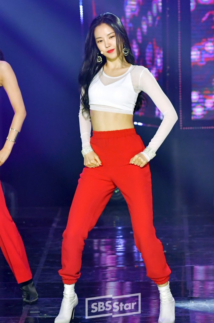 Gây sự chú ý với ý đồ khoe eo khi diện croptopNaeunApinknhưng khán giả chỉ nhớ JennieBlackPink  - image 8