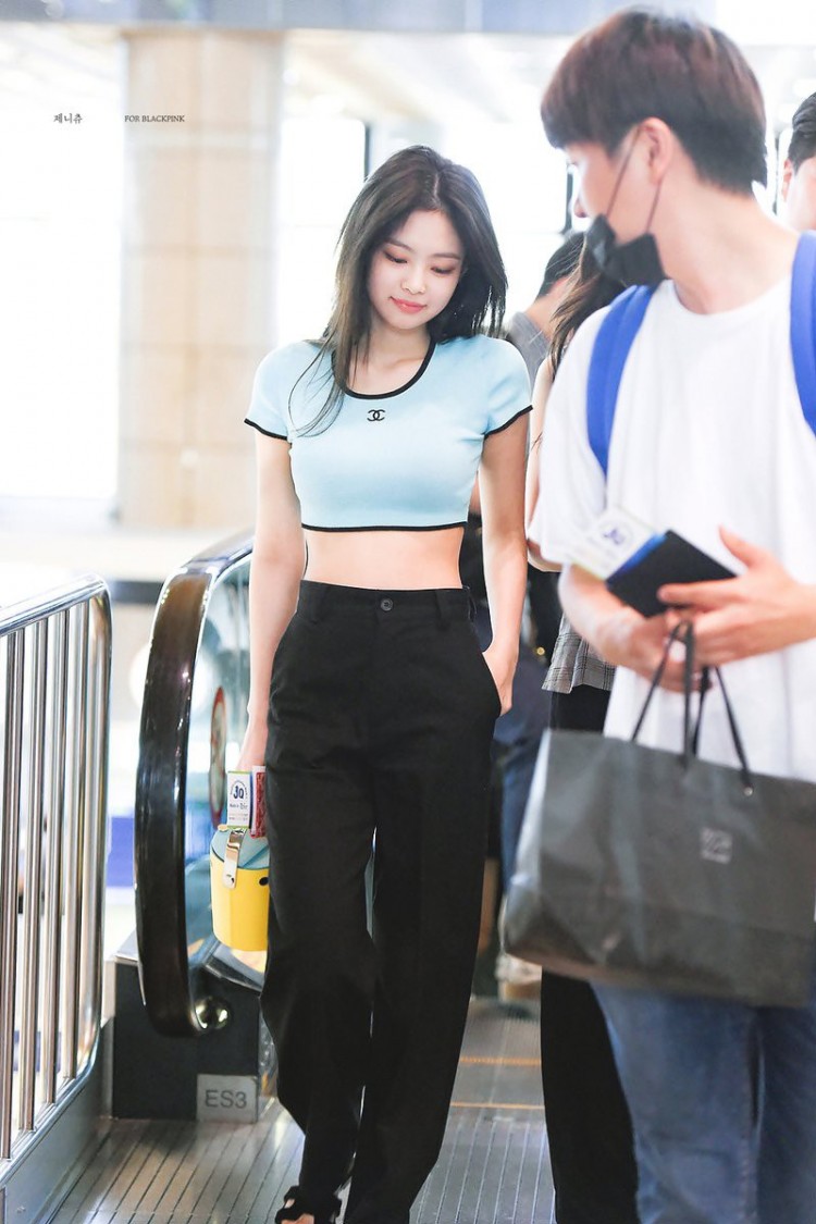 Gây sự chú ý với ý đồ khoe eo khi diện croptopNaeunApinknhưng khán giả chỉ nhớ JennieBlackPink  - image 18