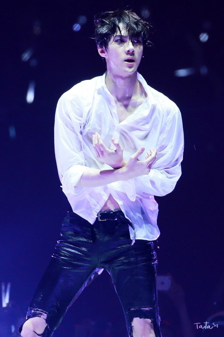 Không cần các mỹ nữ Kpop lên tiếng loạt idol nam thừa sức theo trào lưu thả cá vào xương vai xanh  - image 14