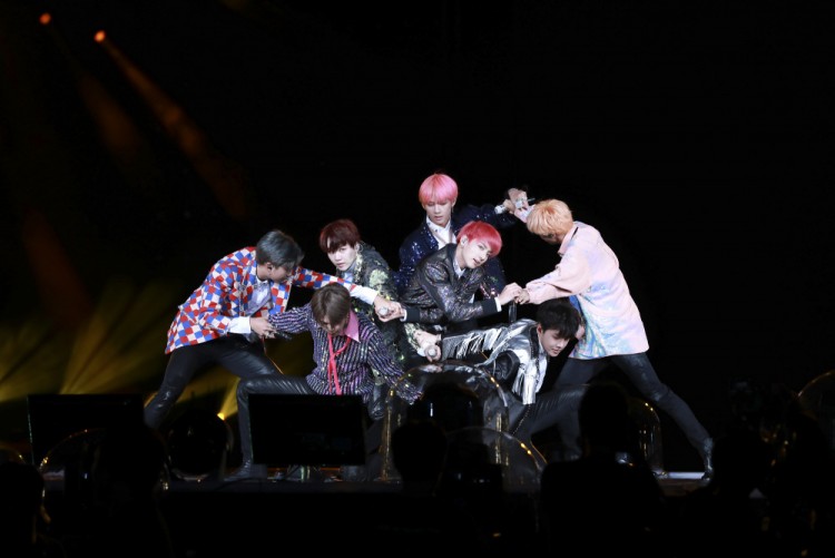 Khi Dispatch cuồng BTS tung chùm ảnh concert đẹp lung linh độ hoành tráng khỏi bàn - image 3