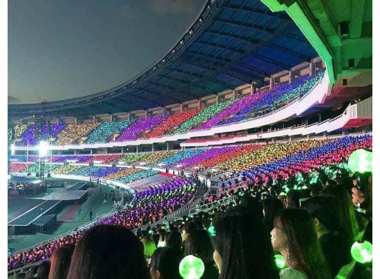 Nghi vấn ARMY đạo nhái biển lightstick cầu vồng độc quyền EXO-L trong tour diễn mới I của BTS - image 1