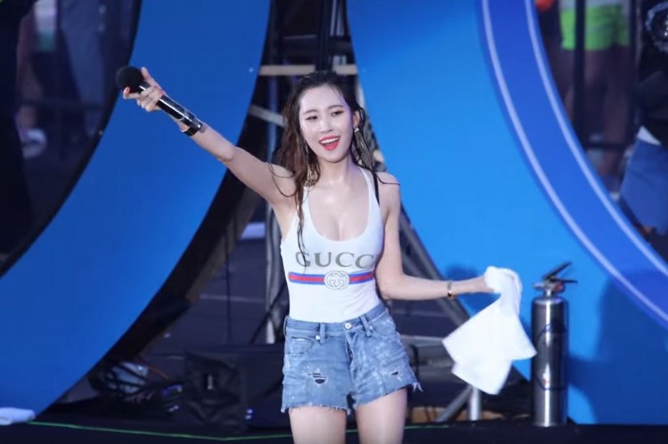 Những khoảnh khắc ướt át quyến rũ khó tả của mỹ nhân Kpop tưởng Sunmi đã sexy nhưng Hyuna mới là  - image 6