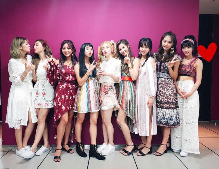 Bất ngờ chưa Fan vạch tội TWICE xuất hiện tại lễ trao giải với phong cách giống hệt BlackPink - image 2