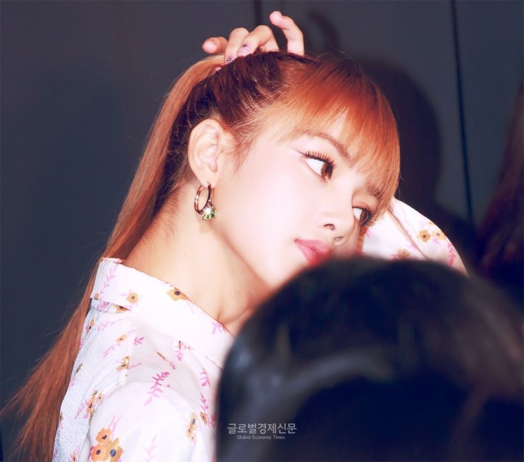 Giàu có tiền nhưng YG quyết cho BlackPink mang đồ chếchế nhẫn thành khuyên tai cho Lisa đi sự kiện - image 6