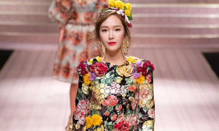 Nghỉ ca hát Jessica chính thức debut làm người mẫu lần đầu diễn catwalk cho Dolce  Gabbanas - image 1