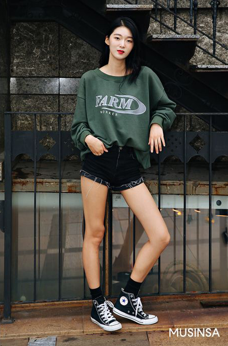 Trời vừa sang thu giới trẻ Hàn liền kết thân với Sweatshirt cho street style chất ngất miễn chê - image 4