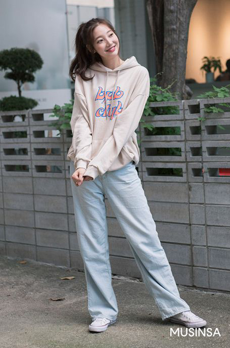 Trời vừa sang thu giới trẻ Hàn liền kết thân với Sweatshirt cho street style chất ngất miễn chê - image 13