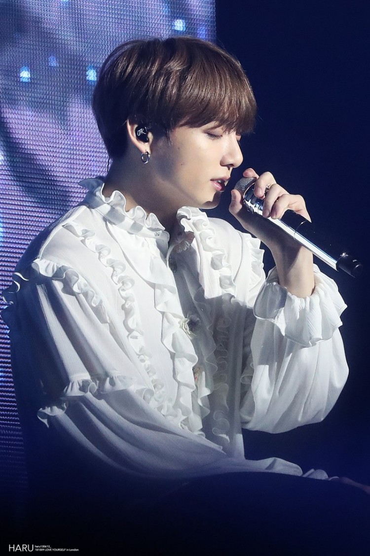 Phải ngồi ghế biểu diễn Jungkook bật khóc nức nở tự trách bản thân lơ đễnh dính chấn thương - image 1