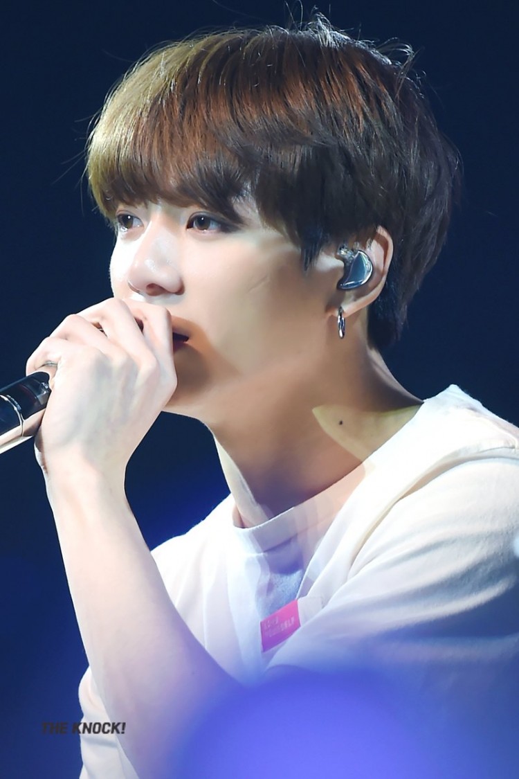 Phải ngồi ghế biểu diễn Jungkook bật khóc nức nở tự trách bản thân lơ đễnh dính chấn thương - image 2