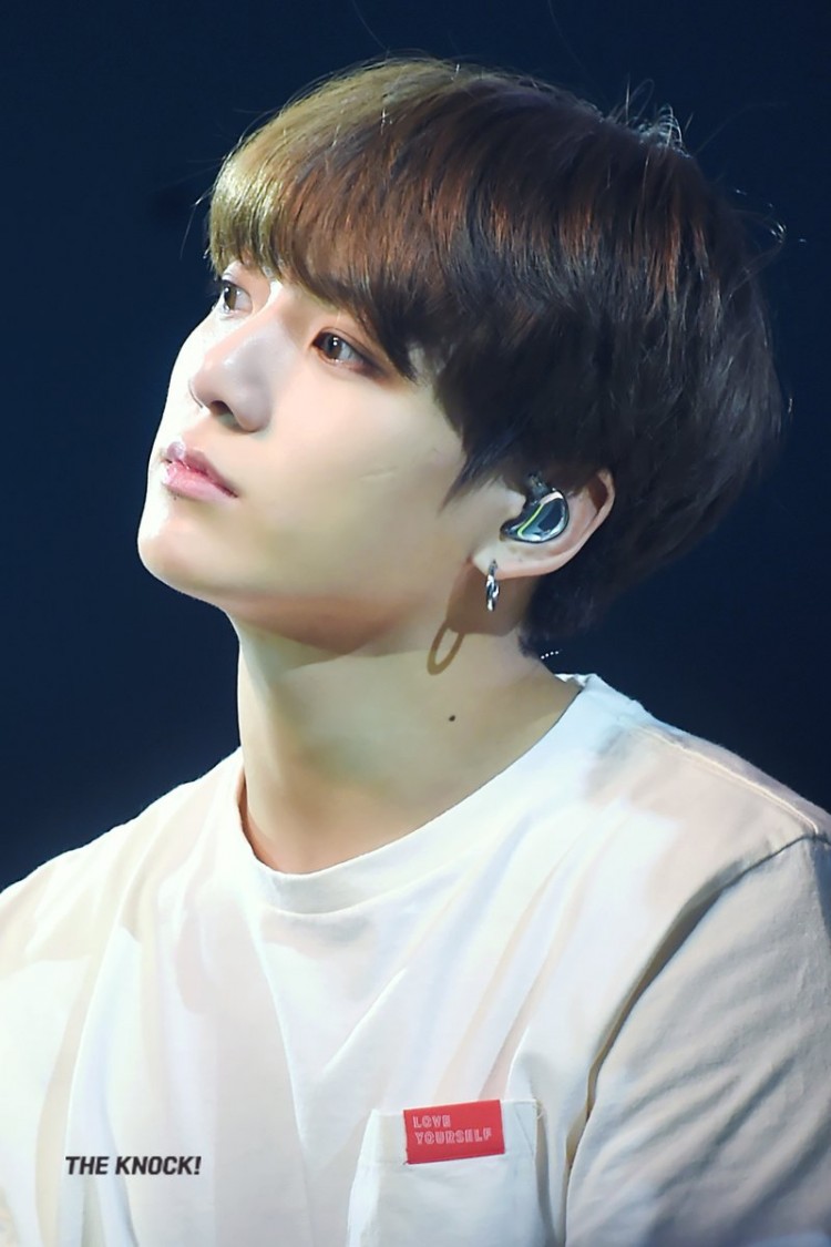 Phải ngồi ghế biểu diễn Jungkook bật khóc nức nở tự trách bản thân lơ đễnh dính chấn thương - image 3