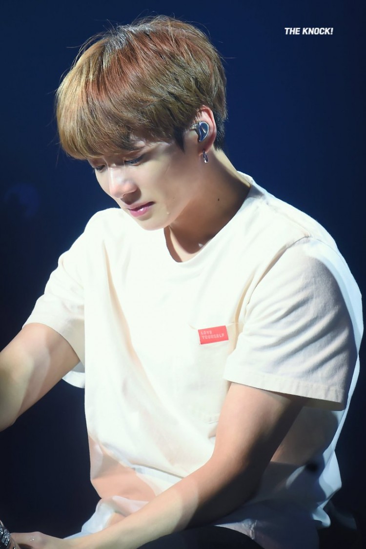 Phải ngồi ghế biểu diễn Jungkook bật khóc nức nở tự trách bản thân lơ đễnh dính chấn thương - image 6
