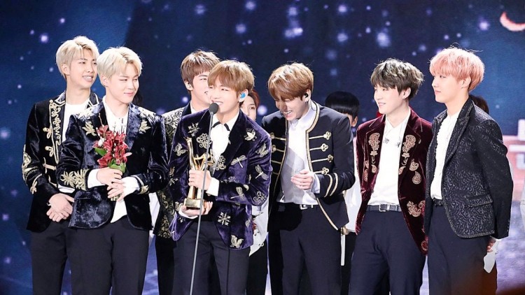 Anti BTS ngày càng vô lý yêu cầu Nhà Xanh bắt nhóm tan rã chỉ vì được khen thưởng Huân Chương - image 2