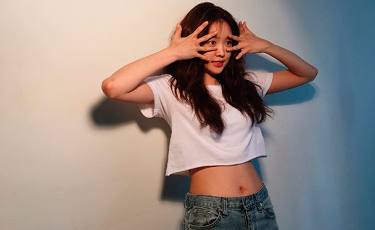 Xì tai bình dân cho mọi tín đồ mê jeans  áo phông trắng  - image 2