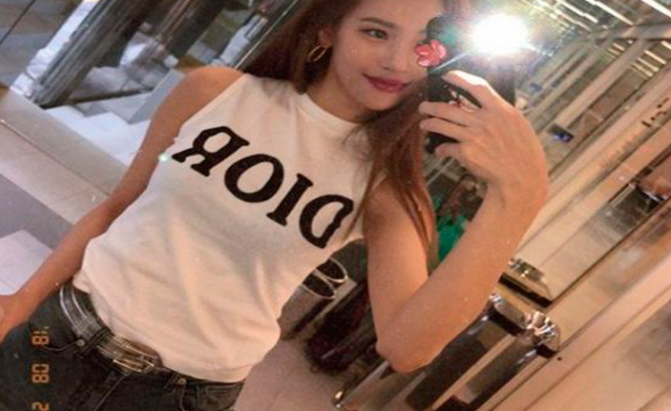 Xì tai bình dân cho mọi tín đồ mê jeans  áo phông trắng  - image 3