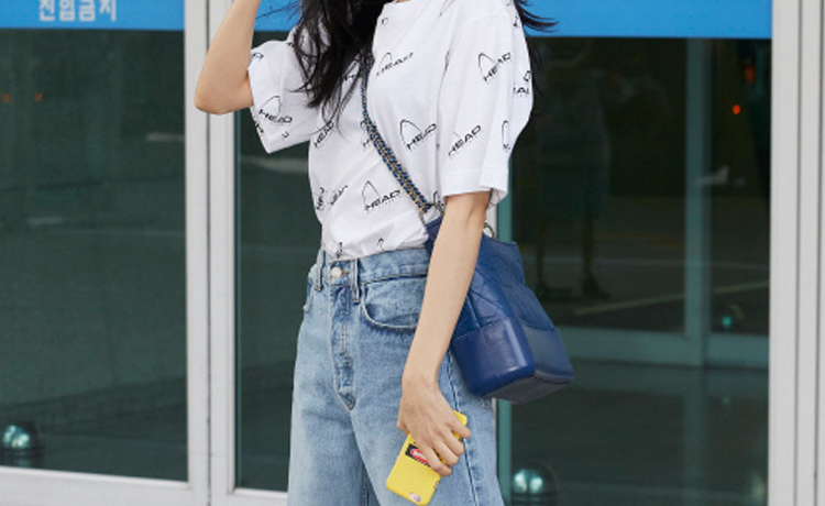 Xì tai bình dân cho mọi tín đồ mê jeans  áo phông trắng  - image 4