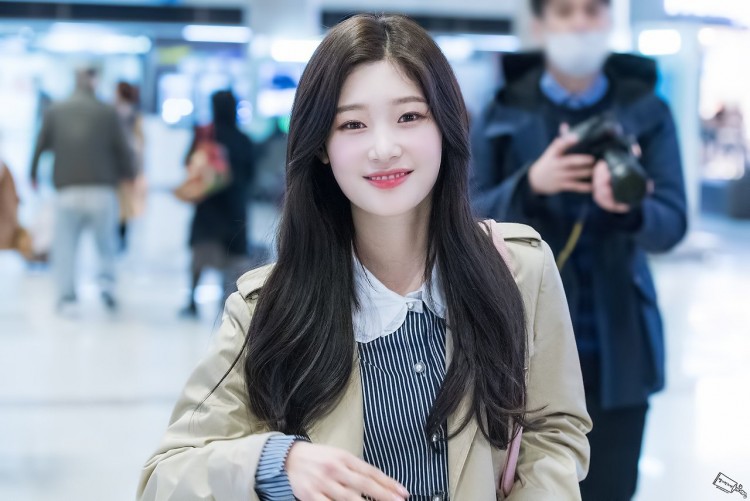 Công ty xếp lịch trình dọa người Jung Chaeyeon bất tỉnh giữa sự kiện - image 1