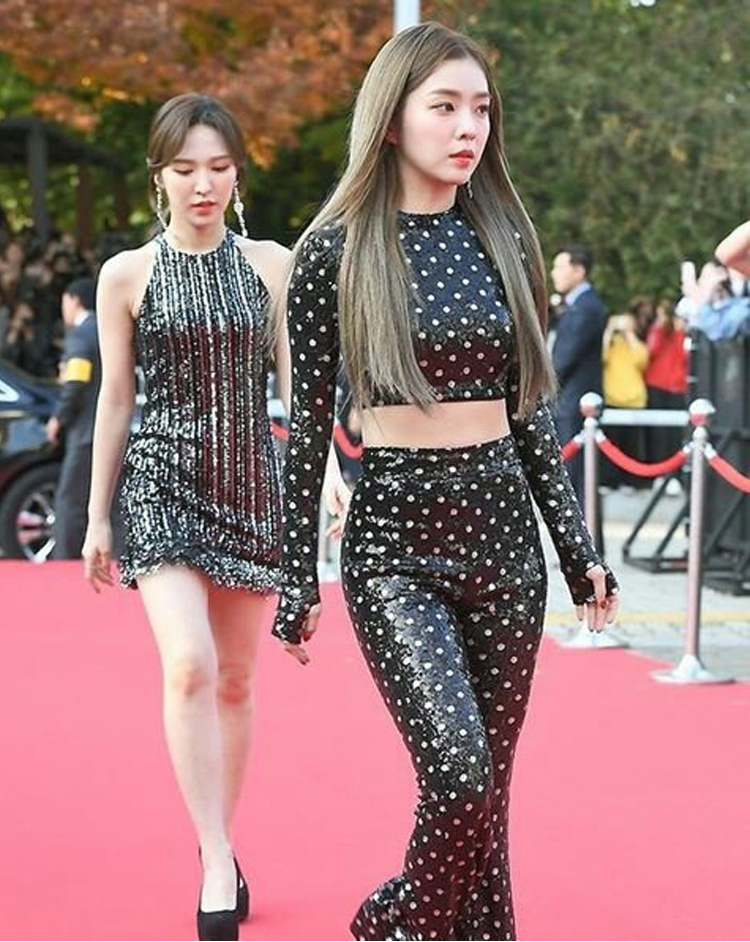 Red Velvet gượng gạo xuất hiện với tạo hình bà cô thập niên 80 fan muốn “tế sống” stylist SM - image 1