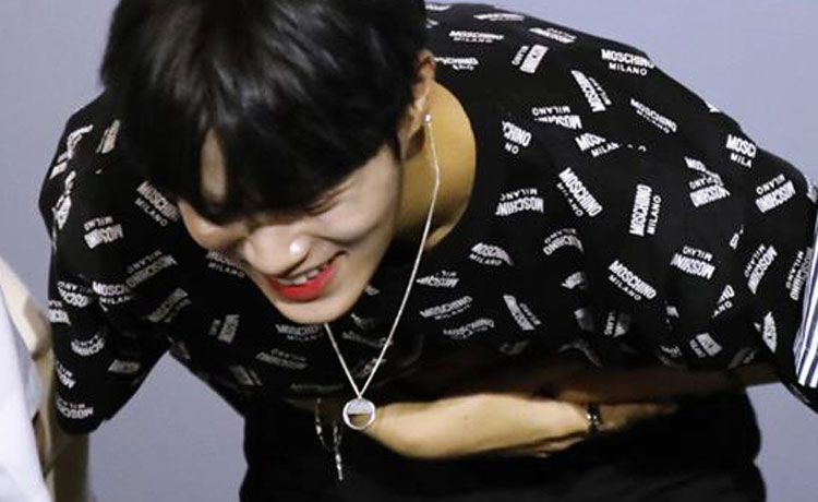 Một tư thế duy nhất lại chứng tỏ Lee Daehwi xứng đáng danh hiệu bé ngoan của K-pop - image 1