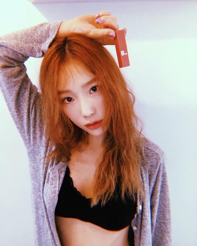 Tin nổi không Taeyeon ngây thơ ngày nào giờ đã giống HyunA phanh áo khoe nội y táo bạo trên IG - image 1