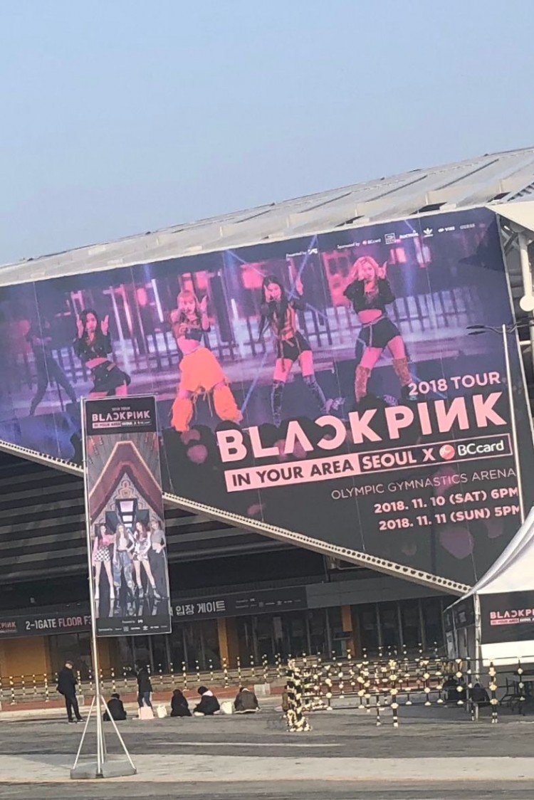 Sát giờ concert BlackPink vé mời rao 40 ngàn đồng vé chợ đen giảm 4 lần loe ngoe người mua goods - image 3