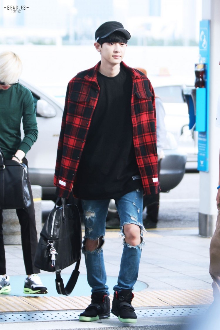 JungKook IU Chanyeol lệ thuộc vào stylist lên sân khấu thì lồng lộn xa stylist là ăn mặc khó đỡ - image 9