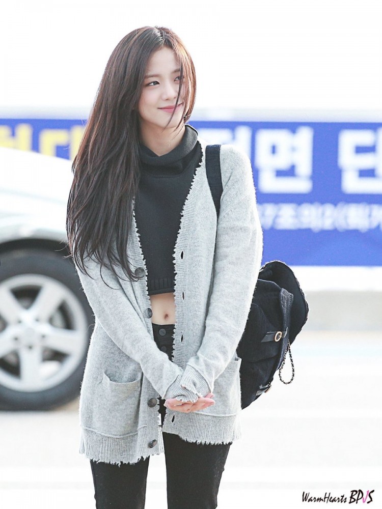 Jennie dáng “to” khác lạ vì lỗi mặc đồ Jisoo đẹp ná thở khoe eo thon trong croptop giữa trời đông - image 1