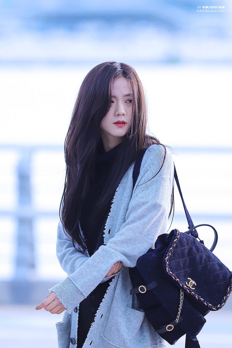 Jennie dáng “to” khác lạ vì lỗi mặc đồ Jisoo đẹp ná thở khoe eo thon trong croptop giữa trời đông - image 2