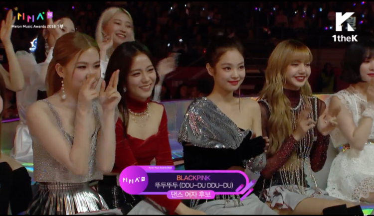 Chị em BlackPink đấu đá nhau tại MMA 2018 Róse xuất chúng thành mỹ nhân Jennie bị chê tơi bời - image 3