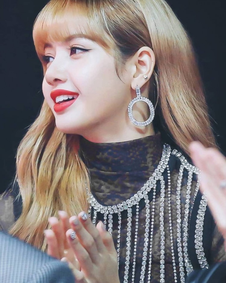 Lisa BP tỏa rõ niềm vui mặc đẹp như nâng trứng chiếc áo khi được stylist cho diện đồ đắt I nhóm - image 10