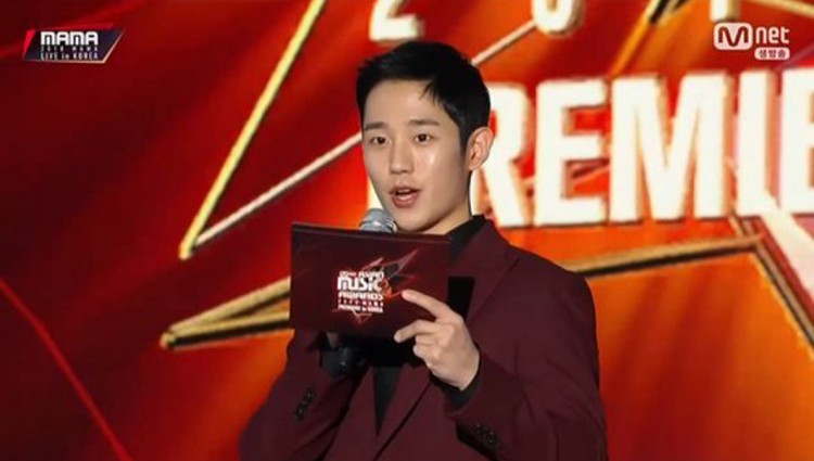 Netizen cười nhạo Jung Hae In ví như vẹt đọc chữ vì kỹ năng MC tệ hại tại MAMA 2018 - image 4