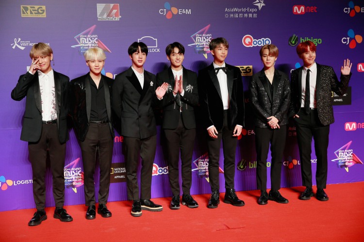 Bị đổ oan “chơi xấu giấu ghế” NUEST W tại GDA 2019 V BTS nhận được cơn mưa lời khen khi minh oan - image 1