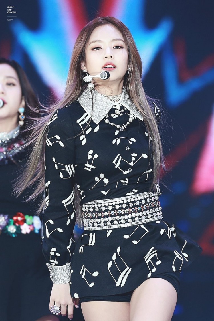 Stylist chính BlackPink rời YG Lý do cho sự ăn mặt khoe da thịt của Jennie được tiết lộ  - image 1