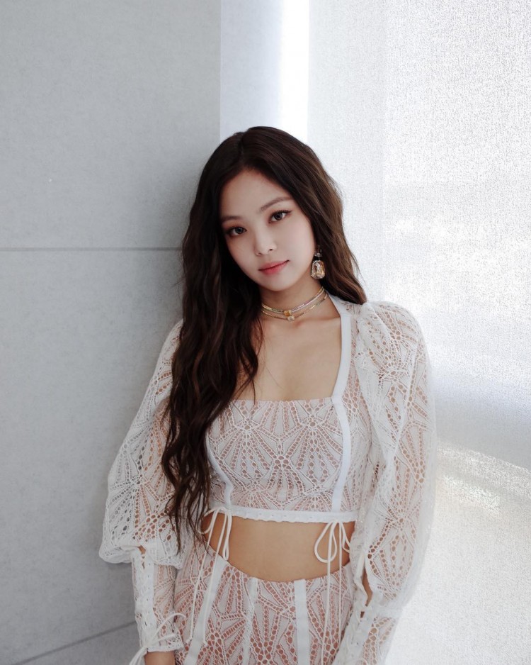 Stylist chính BlackPink rời YG Lý do cho sự ăn mặt khoe da thịt của Jennie được tiết lộ  - image 11