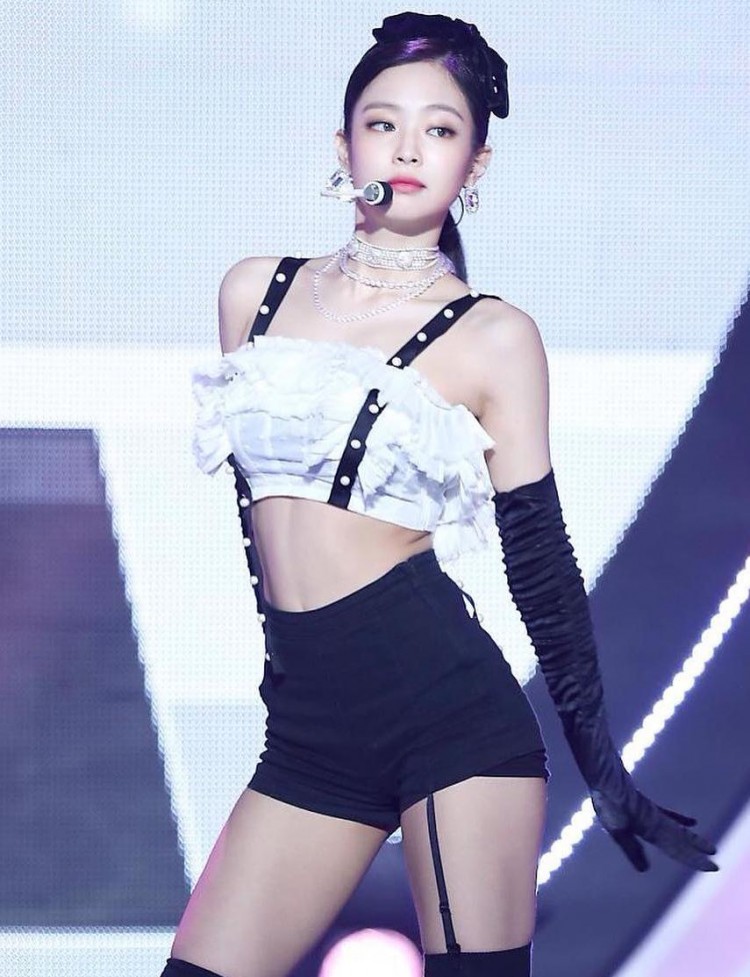 Đến Dispatch cũng hoảng vì outfit ngày càng hở bạo của Jennie sau khi YG thay đổi stylist - image 5