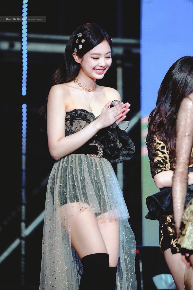 Đến Dispatch cũng hoảng vì outfit ngày càng hở bạo của Jennie sau khi YG thay đổi stylist - image 6