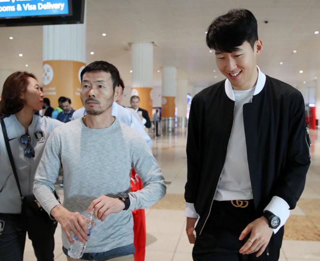 Son Heung-min người hâm mộ háo hức đón cầu thủ hay I châu Á đặt chân tới UAE để hội quân với ĐTHQ - image 1