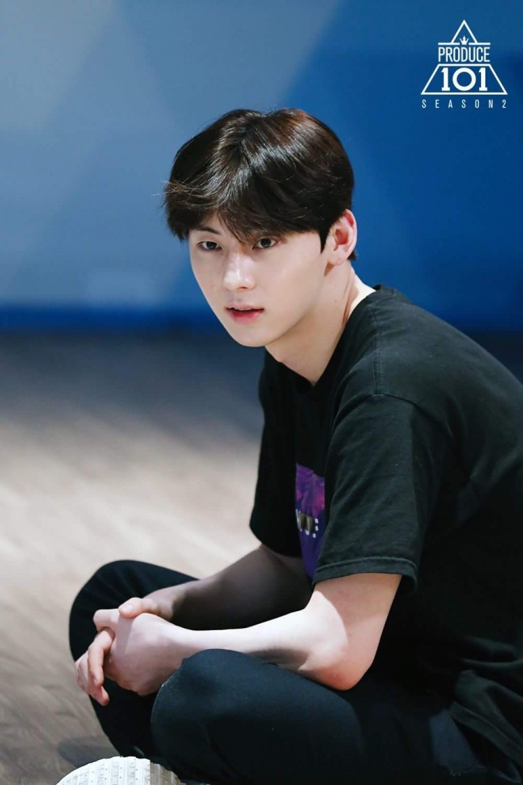 Hwang Minhyun đẩy Cha Eunwoo rớt hạng khiến Knet xuýt xoa thì mặt mộc đẹp vô đối - image 2