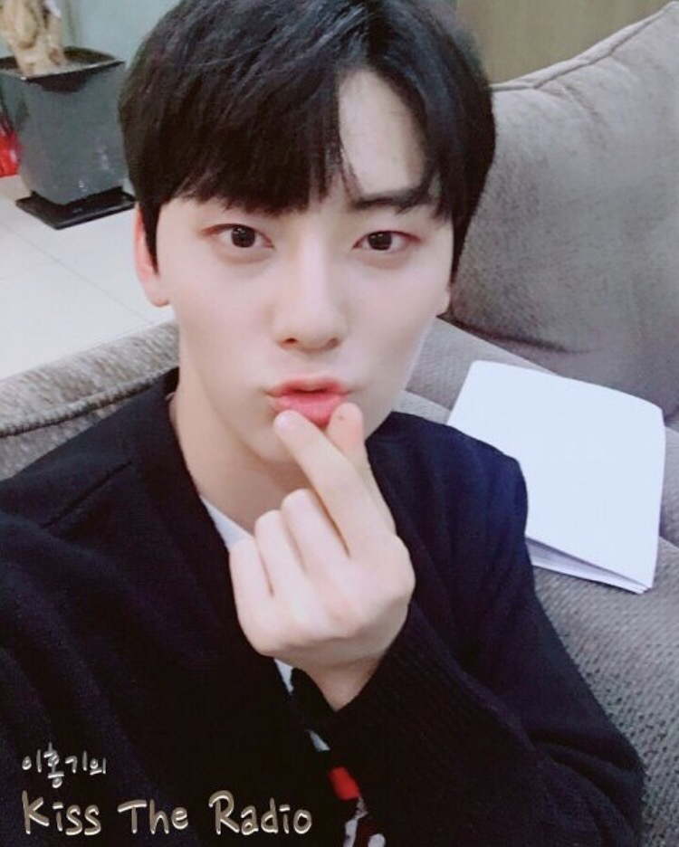 Hwang Minhyun đẩy Cha Eunwoo rớt hạng khiến Knet xuýt xoa thì mặt mộc đẹp vô đối - image 1