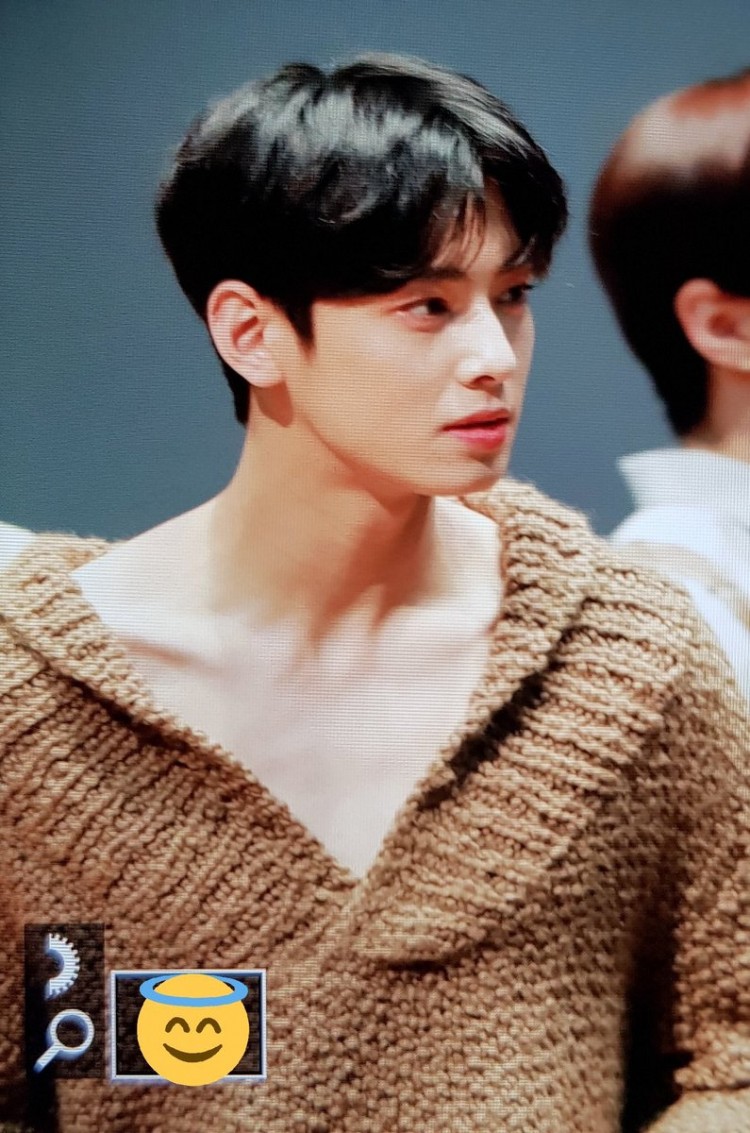 Stylist ASTRO cố tình bắt Cha Eun Woo mặc áo trễ vai như con gái - image 2