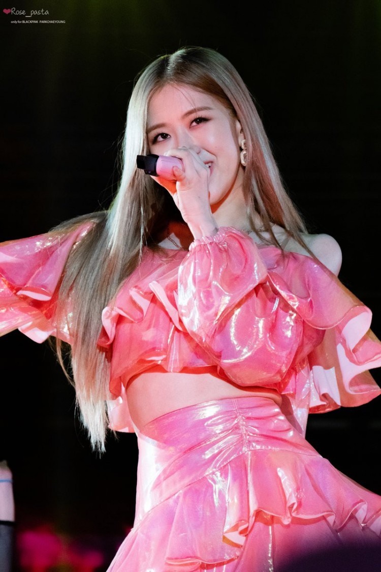 Khoảng khắc gây lú đang hot của BlackPink Róse lộ ngực ngay trên sân khấu vì mặc áo quá ngắn - image 3