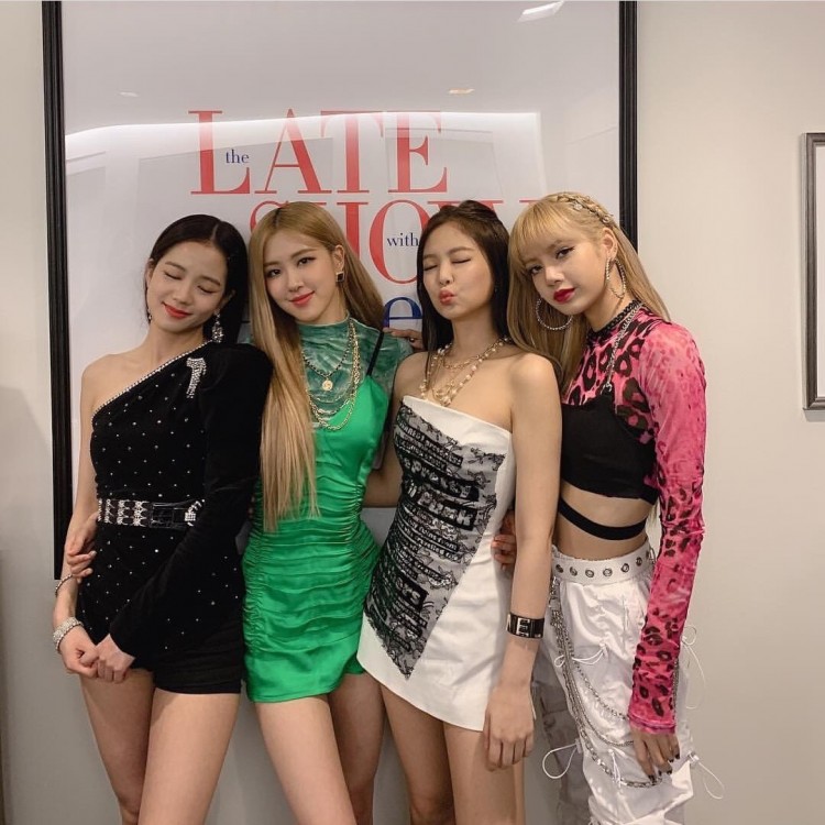 Mỹ tiến quan trọng nhưng stylist BlackPink vẫn lạnh nhạt Rosé - Lisa quyết cho diện đồ cũ giả rẻ - image 1