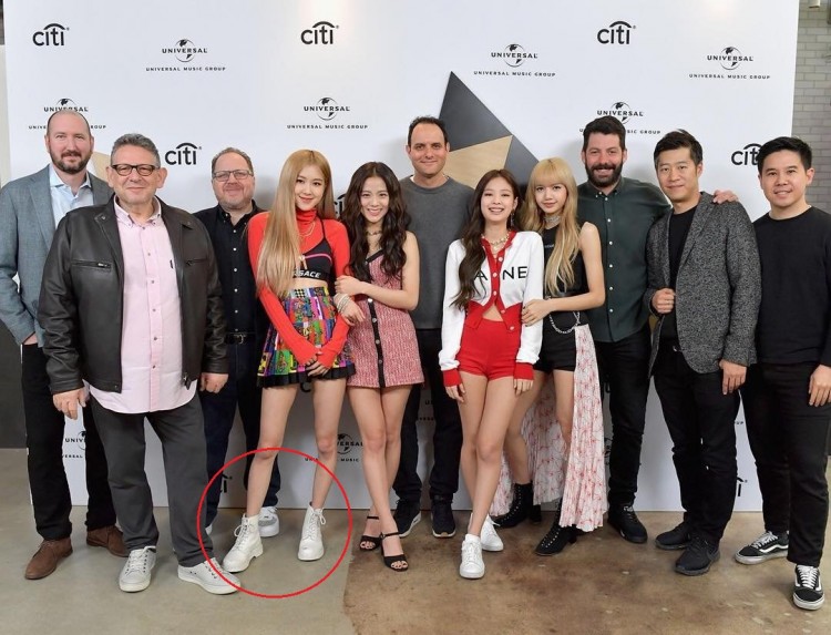 Mỹ tiến quan trọng nhưng stylist BlackPink vẫn lạnh nhạt Rosé - Lisa quyết cho diện đồ cũ giả rẻ - image 2